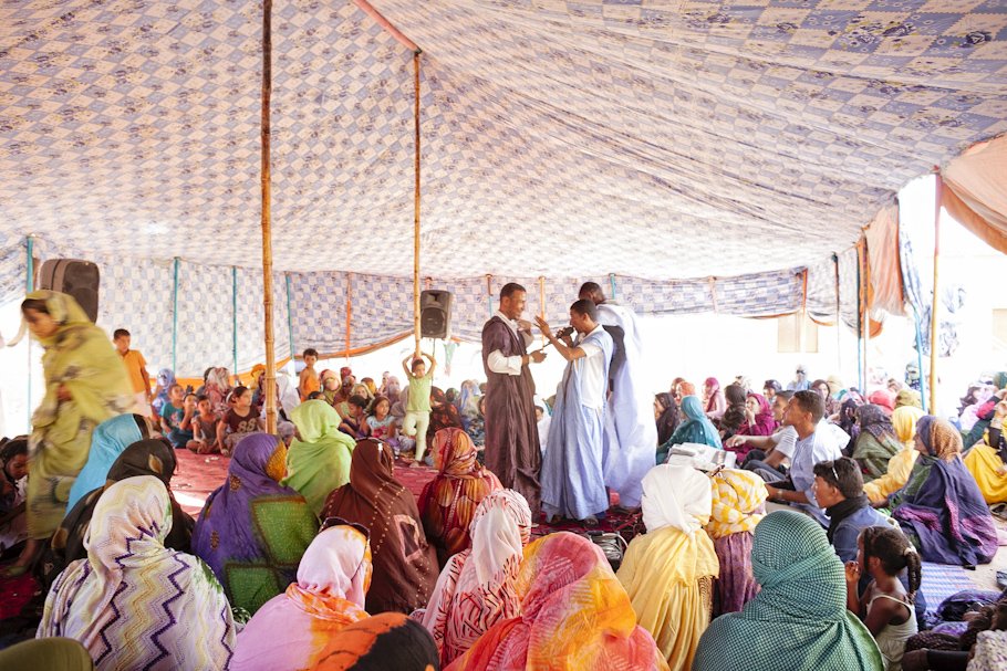 Boda saharaui en el campamento 27 de Febrero en Tinduf - Cuatro Corazones Fotografía por Juanlu Corrales