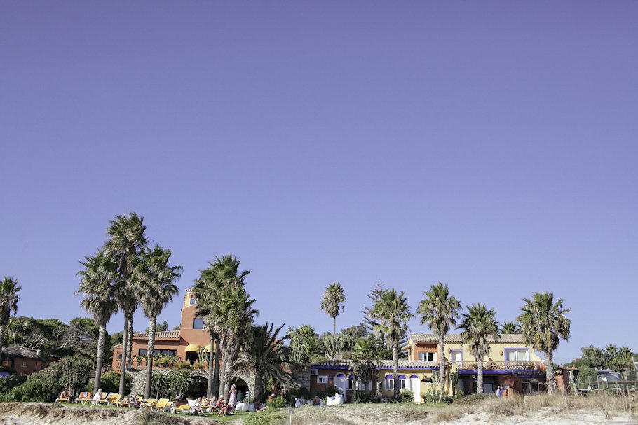 Boda en la playa de Tarifa en Hotel Tres Mares - Cuatro Corazones Fotografía por Juanlu Corrales