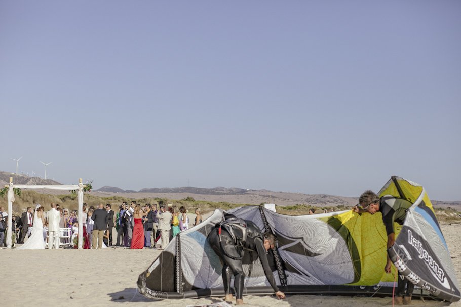 Boda en la playa de Tarifa en Hotel Tres Mares - Cuatro Corazones Fotografía por Juanlu Corrales