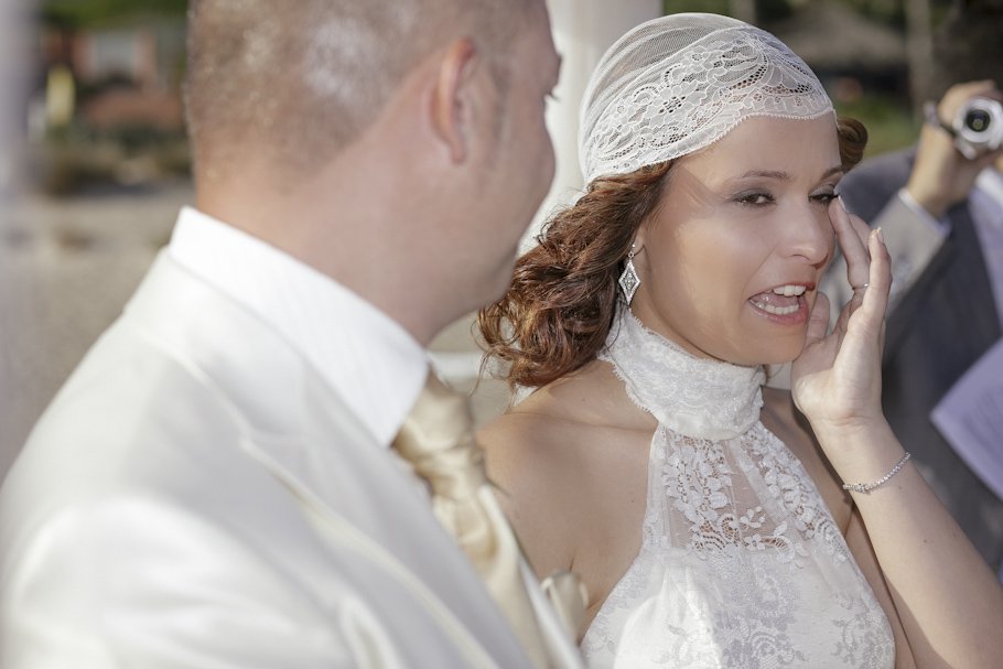 Boda en la playa de Tarifa en Hotel Tres Mares - Cuatro Corazones Fotografía por Juanlu Corrales