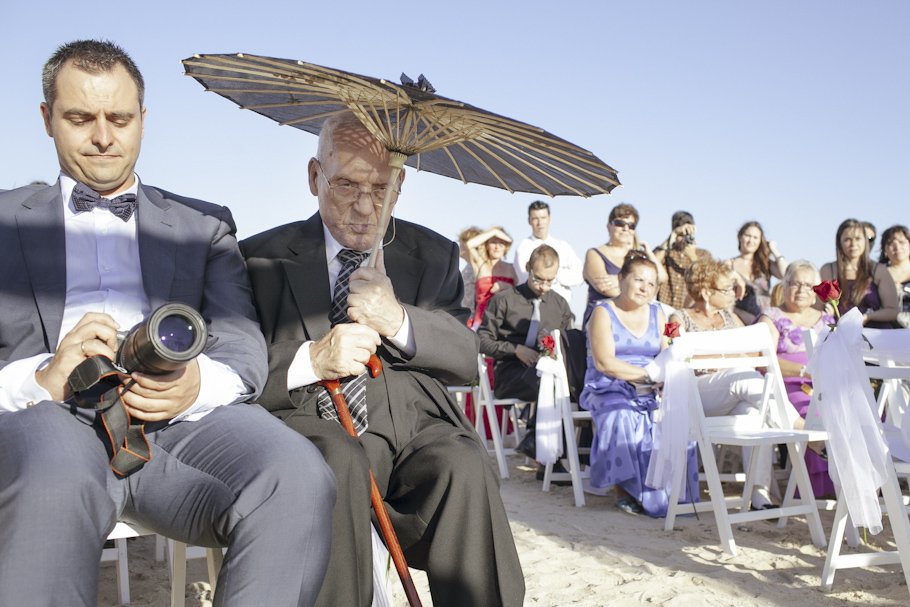 Boda en la playa de Tarifa en Hotel Tres Mares - Cuatro Corazones Fotografía por Juanlu Corrales