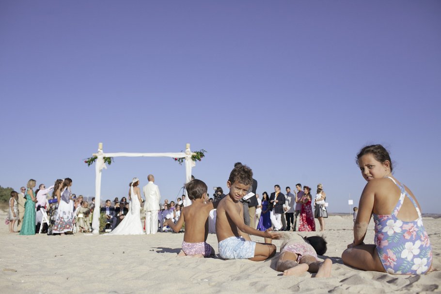 Boda en la playa de Tarifa en Hotel Tres Mares - Cuatro Corazones Fotografía por Juanlu Corrales