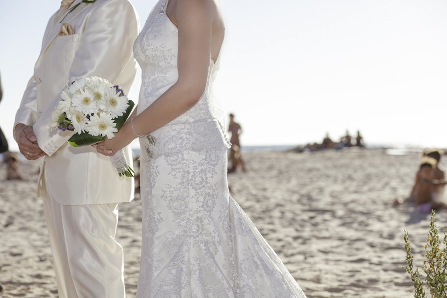Boda en la playa de Tarifa en Hotel Tres Mares - Cuatro Corazones Fotografía por Juanlu Corrales