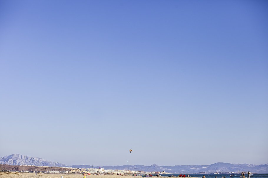 Boda en la playa de Tarifa en Hotel Tres Mares - Cuatro Corazones Fotografía por Juanlu Corrales
