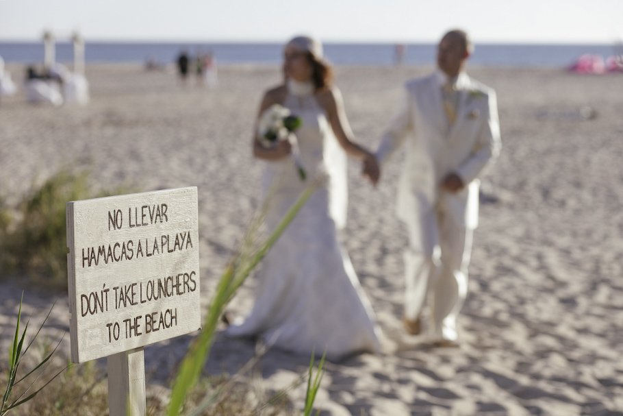 Boda en la playa de Tarifa en Hotel Tres Mares - Cuatro Corazones Fotografía por Juanlu Corrales