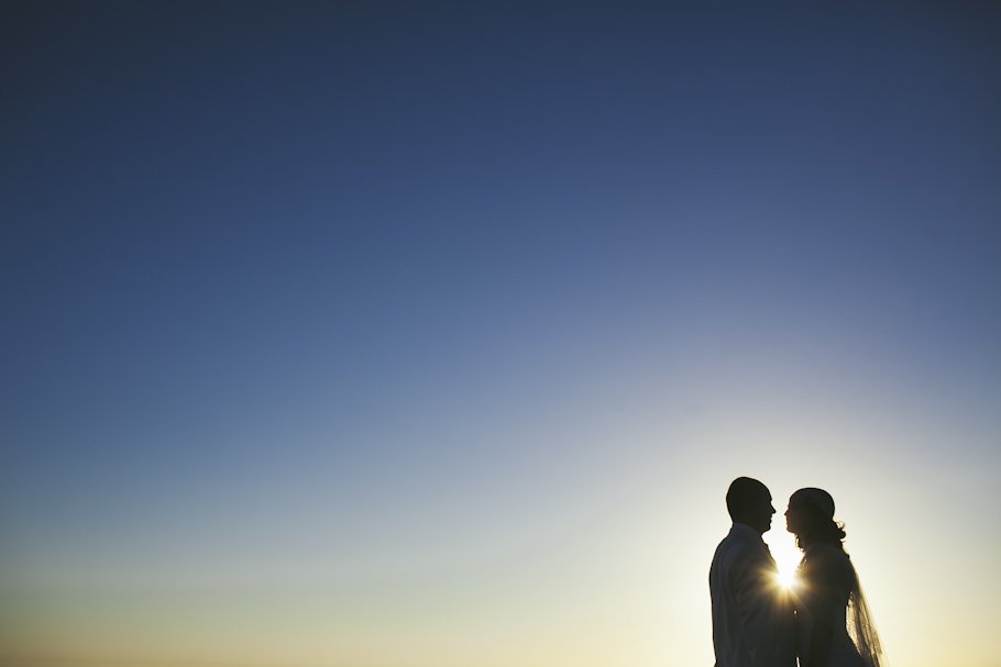 Boda en la playa de Tarifa en Hotel Tres Mares - Cuatro Corazones Fotografía por Juanlu Corrales