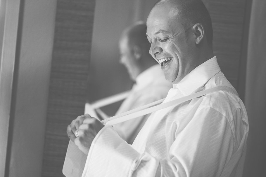 Boda en la playa de Tarifa en Hotel Tres Mares - Cuatro Corazones Fotografía por Juanlu Corrales