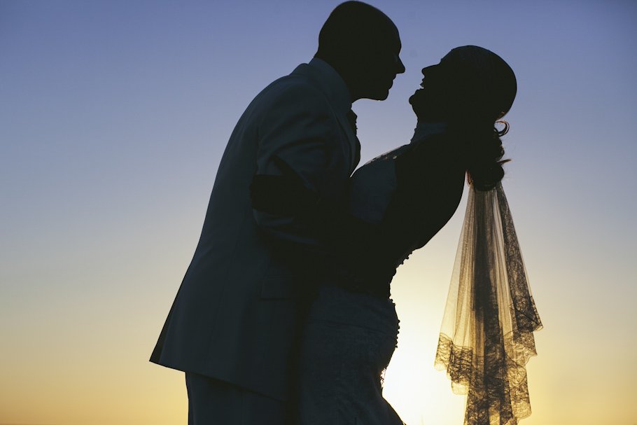 Boda en la playa de Tarifa en Hotel Tres Mares - Cuatro Corazones Fotografía por Juanlu Corrales