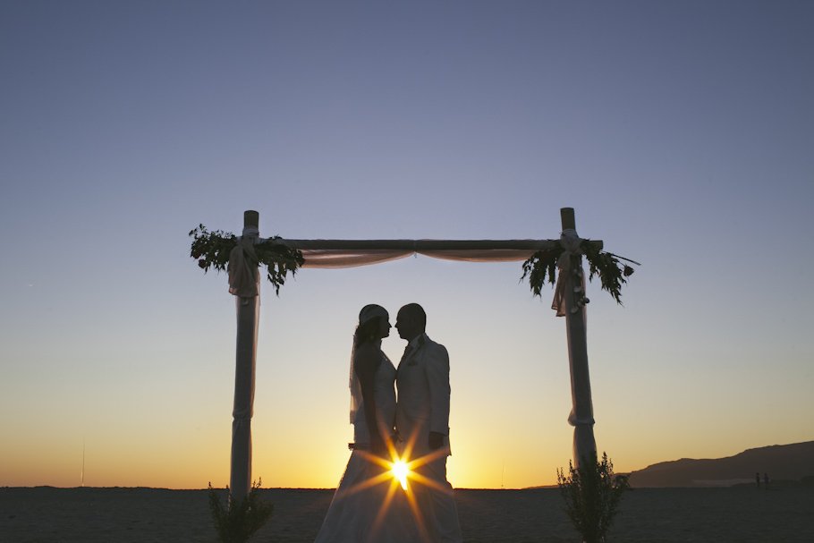 Boda en la playa de Tarifa en Hotel Tres Mares - Cuatro Corazones Fotografía por Juanlu Corrales