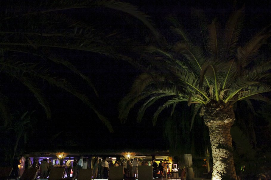 Boda en la playa de Tarifa en Hotel Tres Mares - Cuatro Corazones Fotografía por Juanlu Corrales