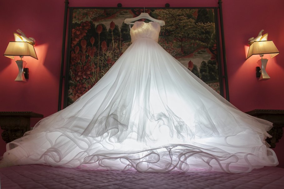 fotografo boda cadiz - costa ballena - jezabel y fernando-5 vestido de novia en la cama