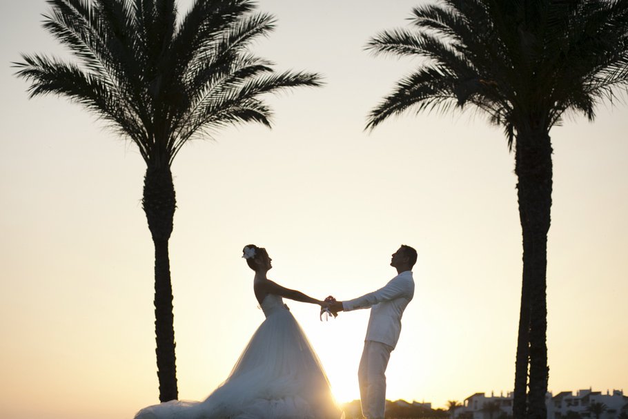 Boda en la playa de Costa Ballena - novios agarrados en contaluz