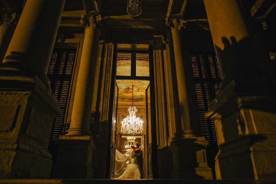 Boda en Jerez en la Real Escuela Andaluza de Arte Ecuestre - Cuatro Corazones Fotografía por Juanlu Corrales