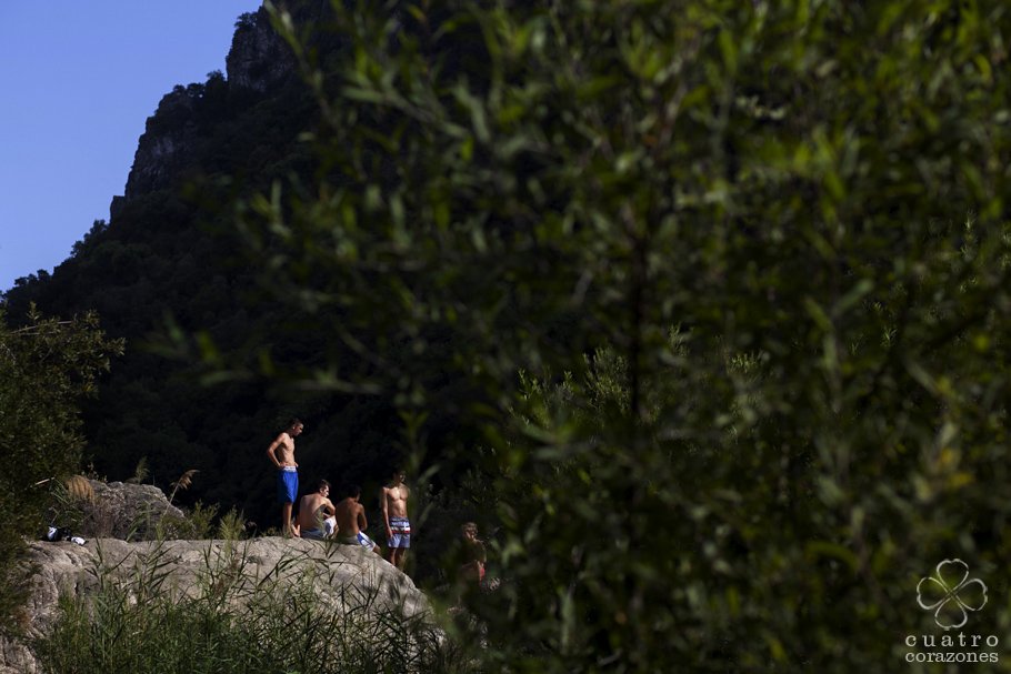Preboda en Marbella en el Tajo de los Novios (Benahavis) - Cuatro Corazones Fotografía por Juanlu Corrales