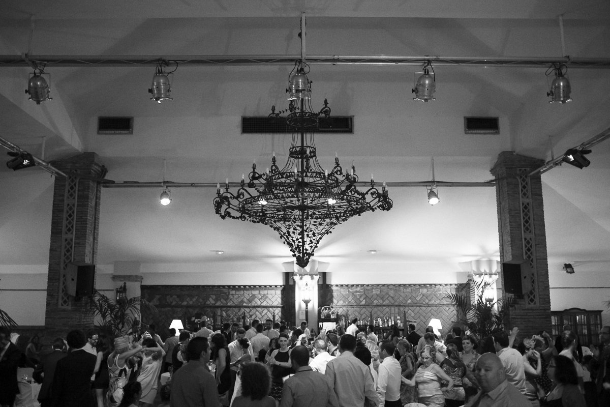 Boda en Los Barrios y Salones El Coto en Campamento - Cuatro Corazones Fotografía por Juanlu Corrales