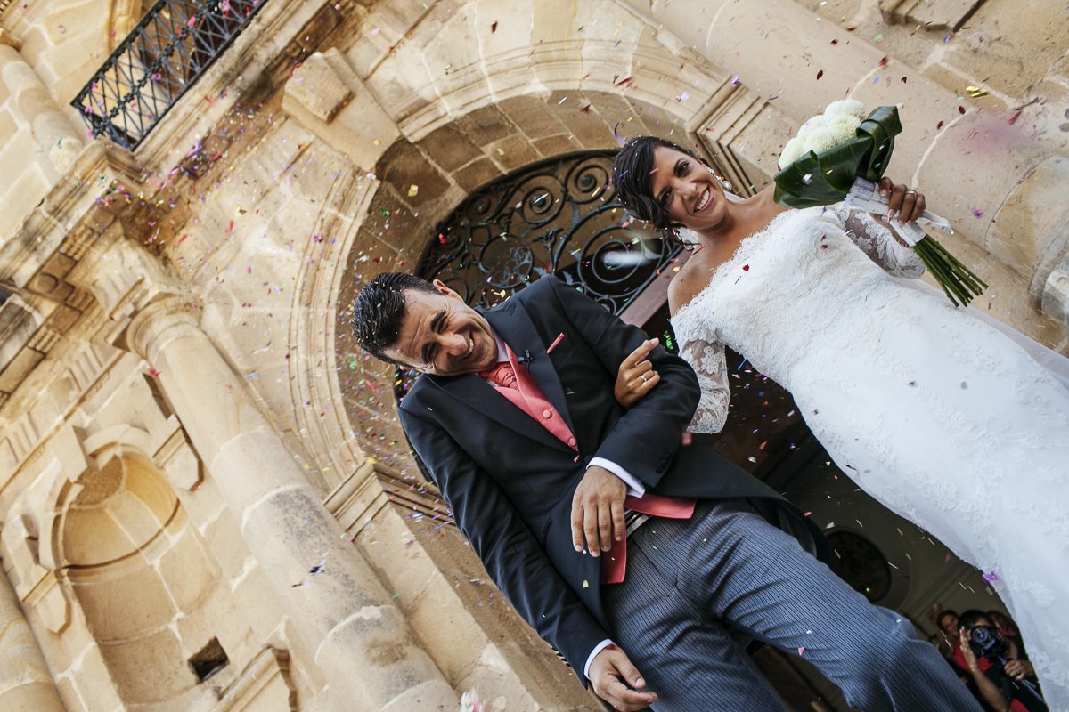 Reportaje de boda en Los Barrios y Salones El Coto en Campamento - Cuatro Corazones Fotografía por Juanlu Corrales