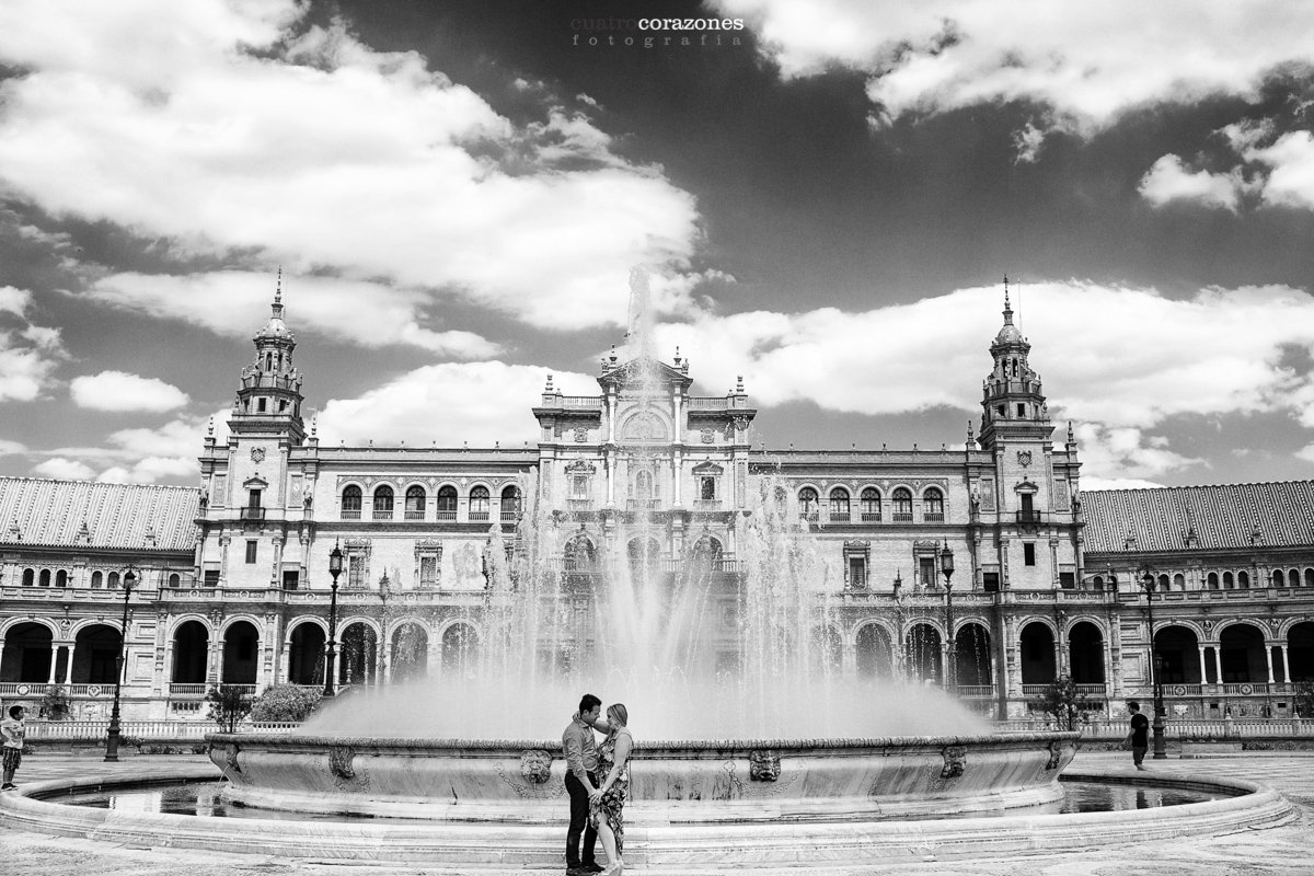 Fotos de Preboda en Sevilla en Plaza España y Reales Alcázares - Cuatro Corazones Fotografía por Juanlu Corrales.