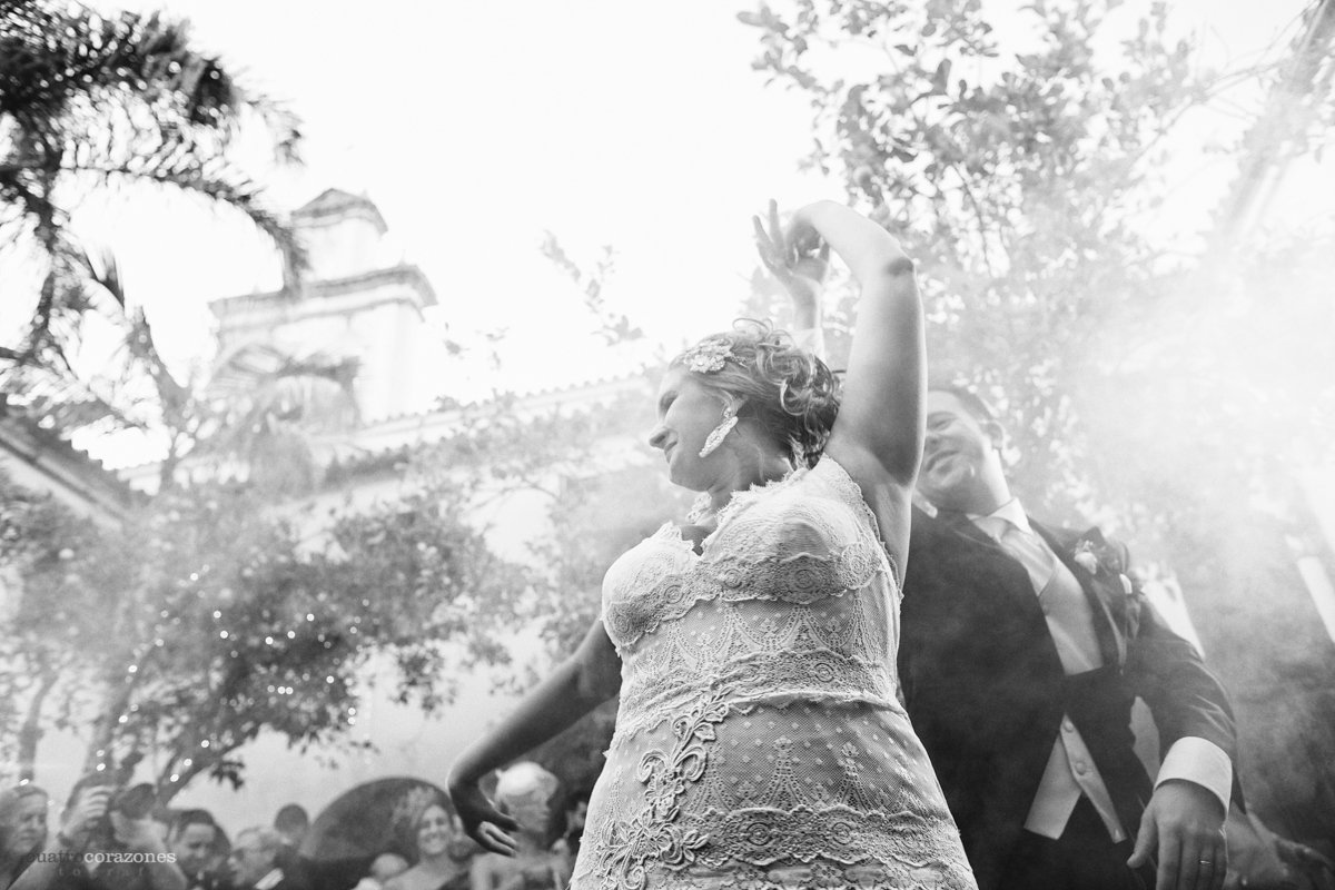 Boda en Castellar en la Casa Convento de la Almoraima - Cuatro Corazones Fotografía por Juanlu Corrales