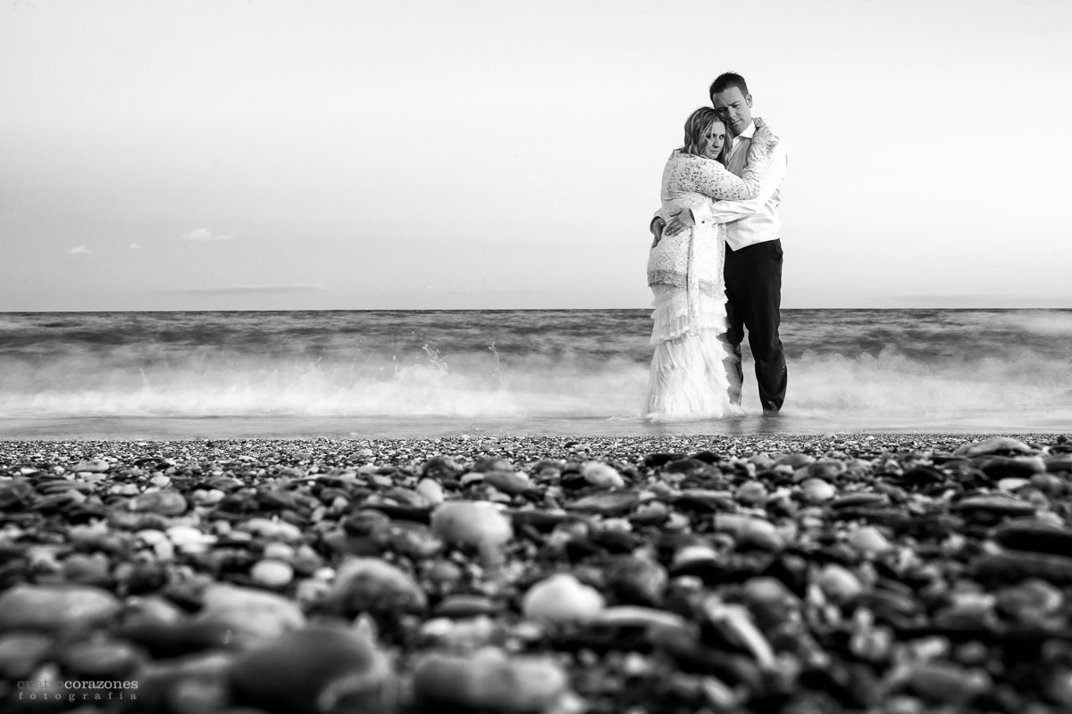 Fotos de postboda en las playas de Estepona y Marbella - Cuatro Corazones Fotografía por Juanlu Corrales