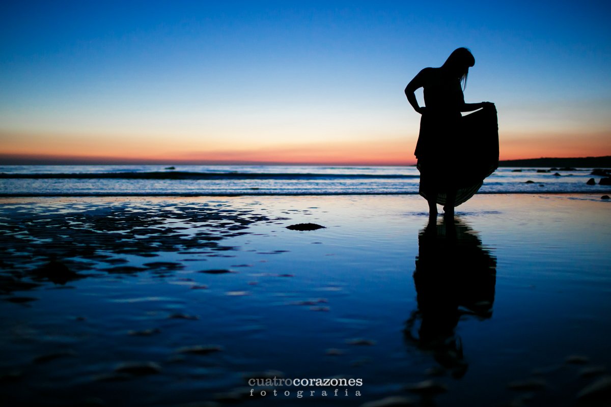 Sesión fotográfica en la playa de Tarifa con Ana - Cuatro Corazones Fotografía por Juanlu Corrales