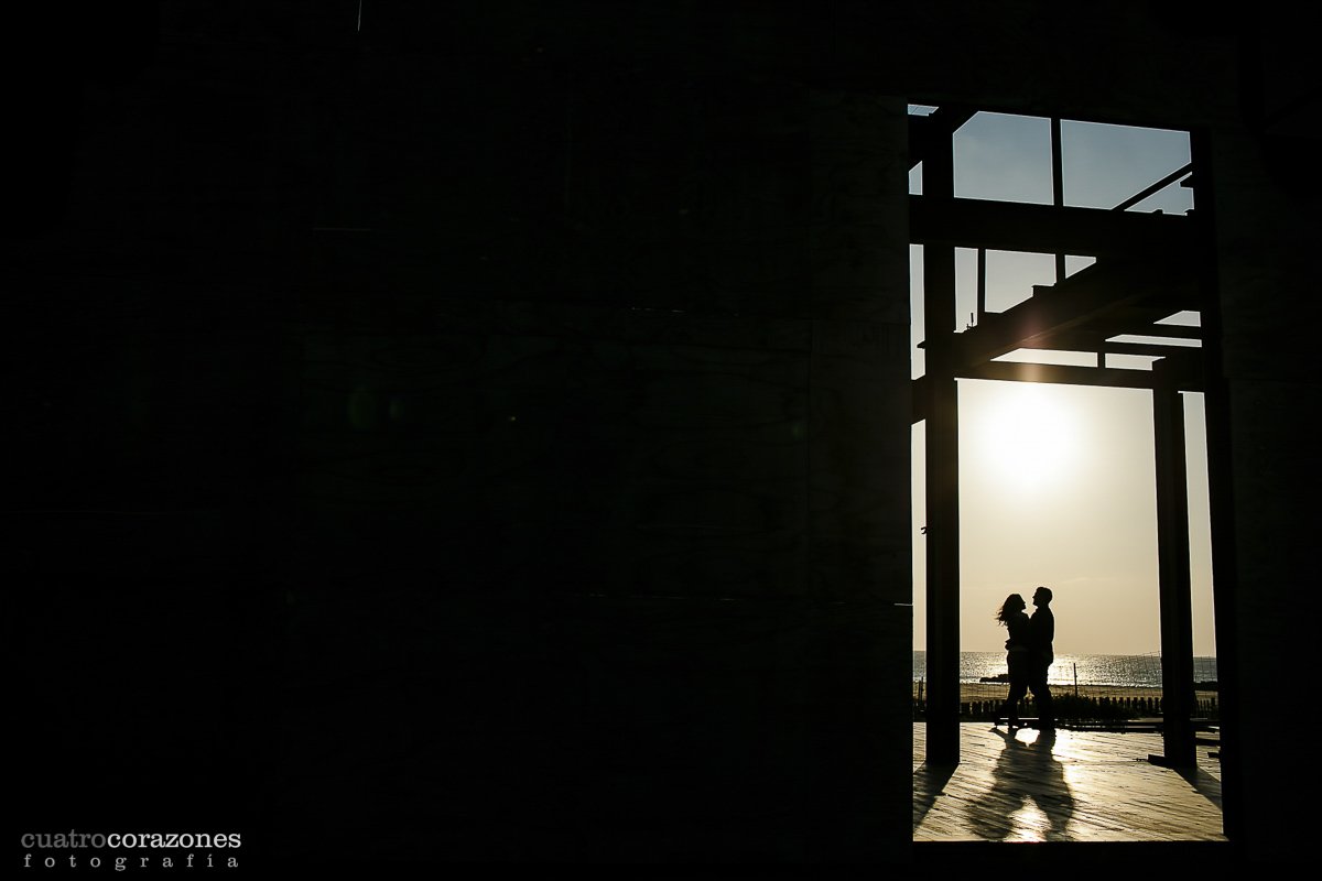 Reportaje preboda en la playa de Tarifa Arte Vida - Cuatro Corazones Fotografía por Juanlu Corrales