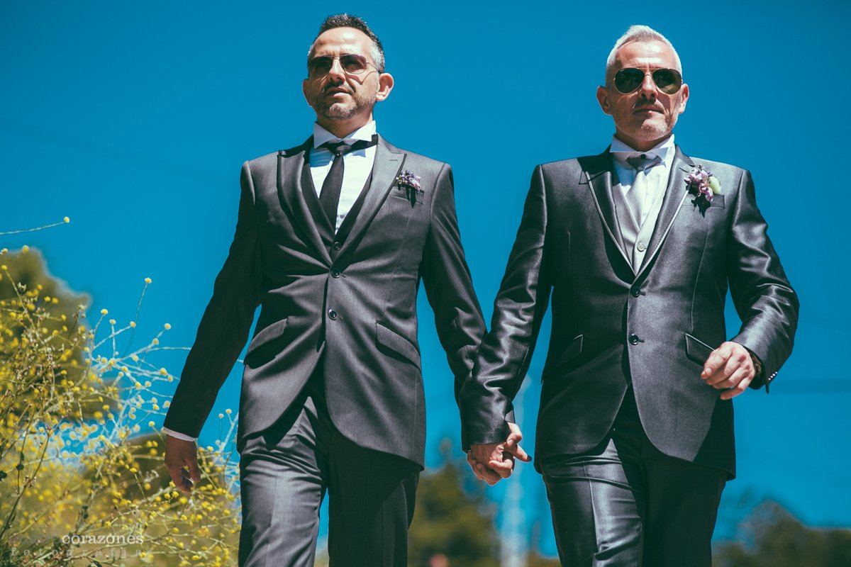 boda civll lgtb novios de la mano