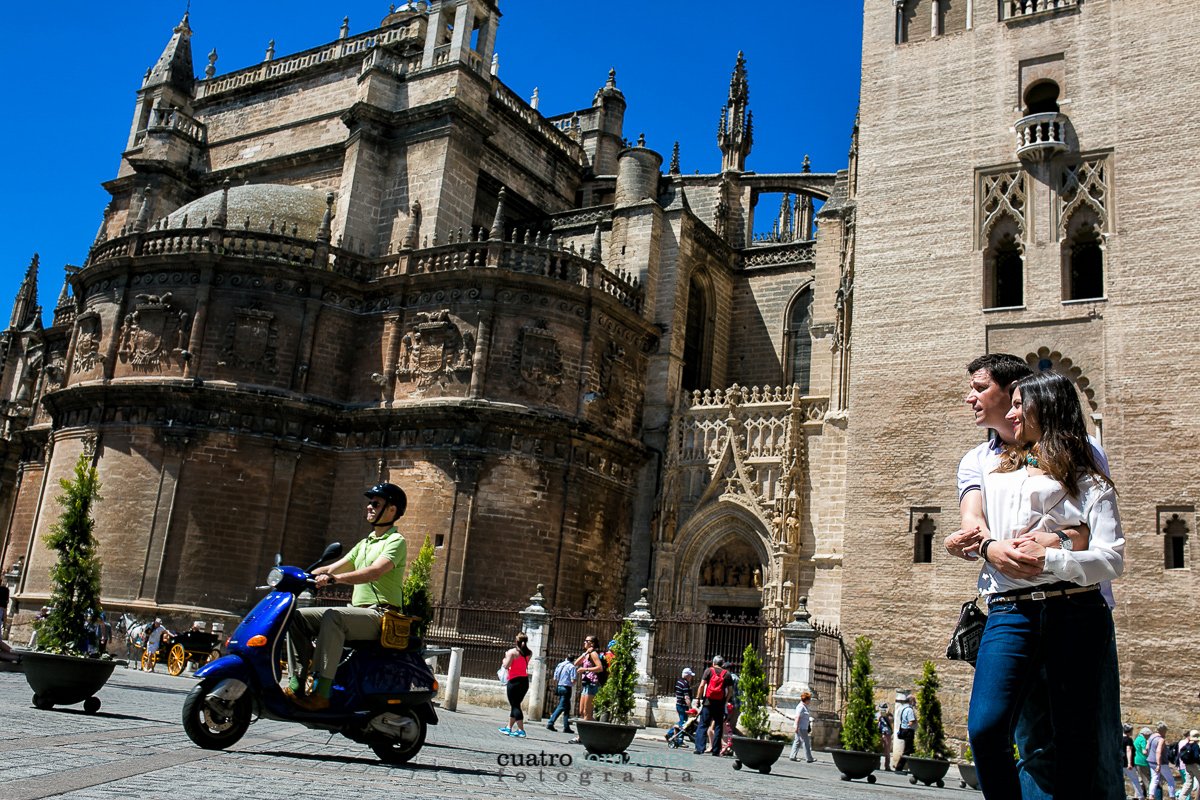 Prebodas en Sevilla en la Plaza de España con Juan y Begoña - Cuatro Corazones Fotografía por Juanlu Corrales