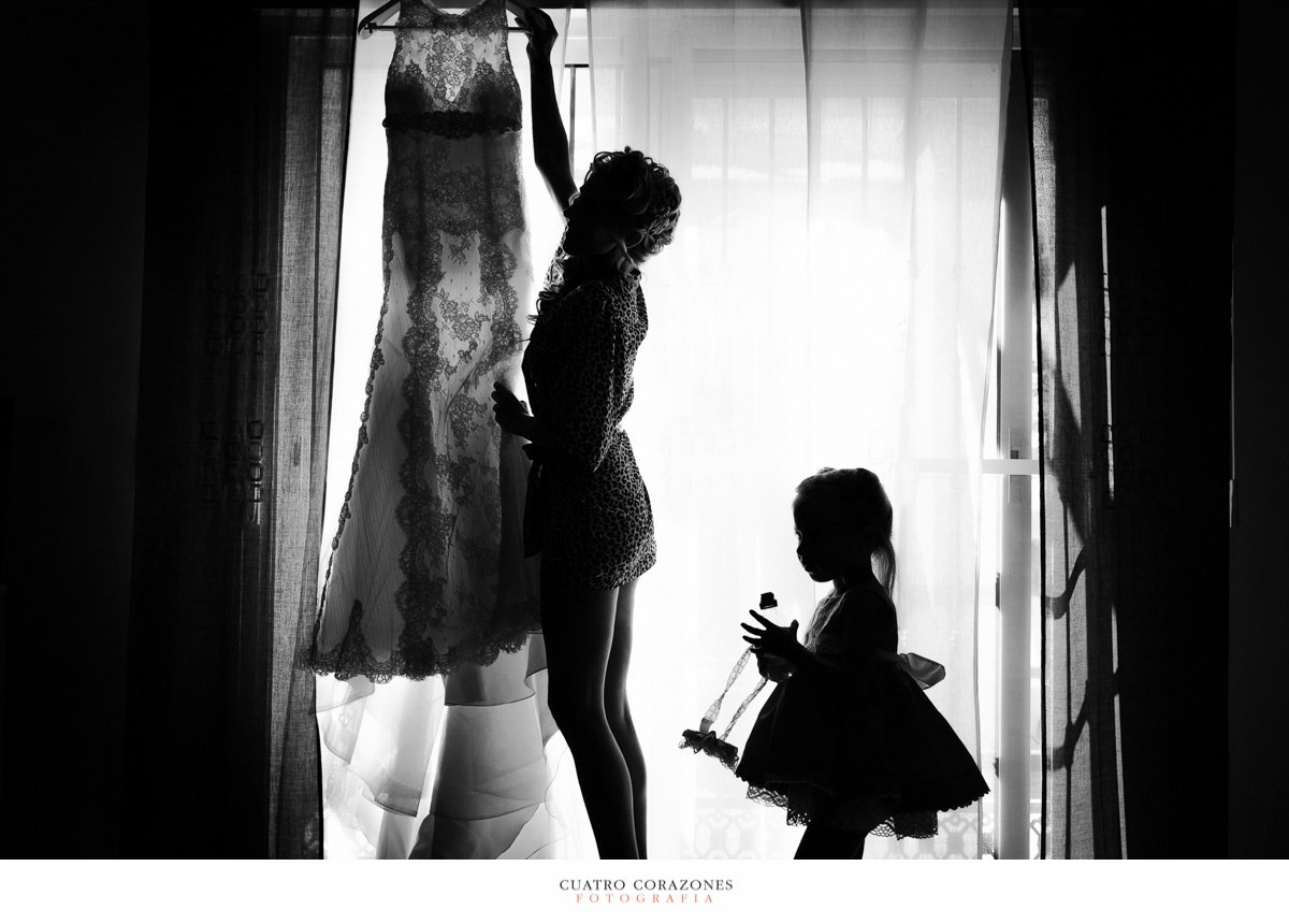 boda sencilla y bonita contraluz de novia cogiendo traje