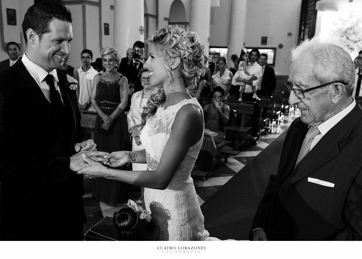 reportajes de boda en Algeciras en la parroquia Virgen de la Palma y celebración en El Campanario de Los Barrios - Cuatro Corazones Fotografía por Juanlu Corrales