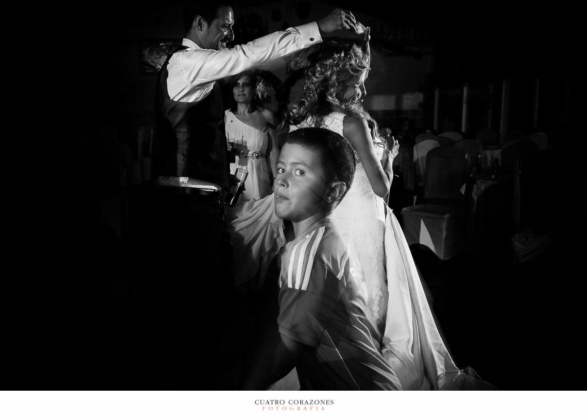 reportajes de boda en Algeciras en la parroquia Virgen de la Palma y celebración en El Campanario de Los Barrios - Cuatro Corazones Fotografía por Juanlu Corrales