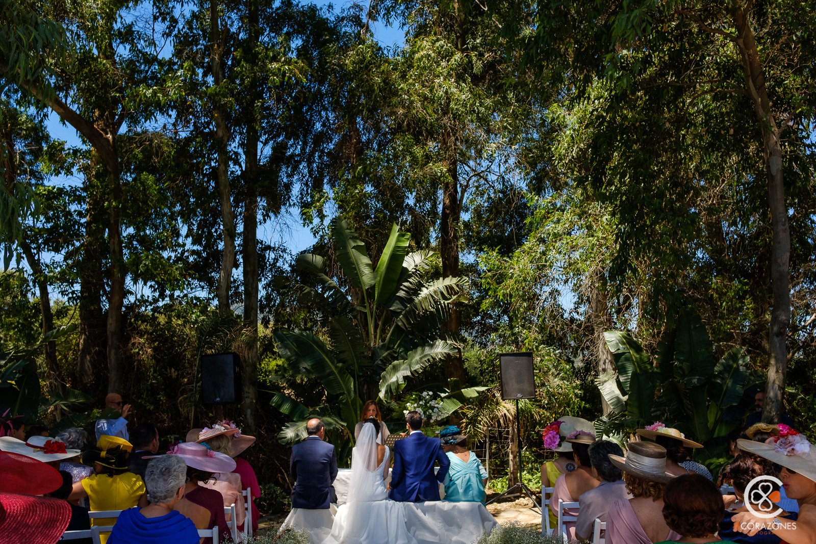 boda-en-los-barrios-jardin-de-villa-vega-paco-isa-001-cuatro-corazones-fotografia-juanlu-corrales