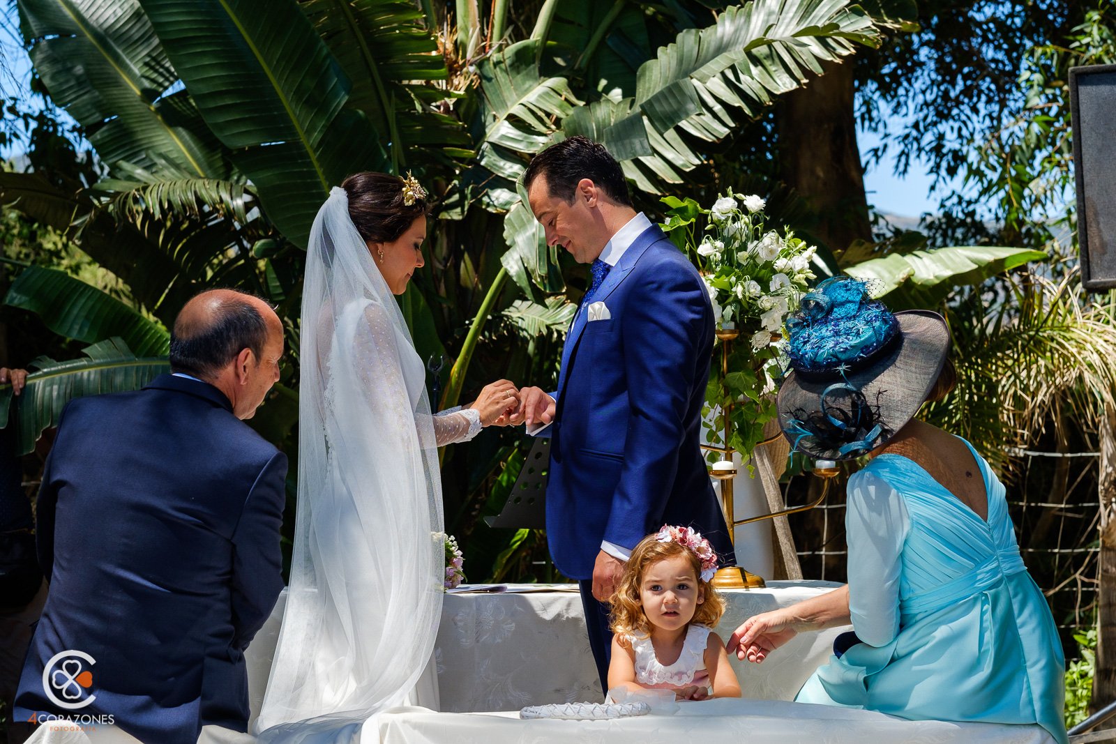 boda-en-los-barrios-jardin-de-villa-vega-paco-isa-001-cuatro-corazones-fotografia-juanlu-corrales