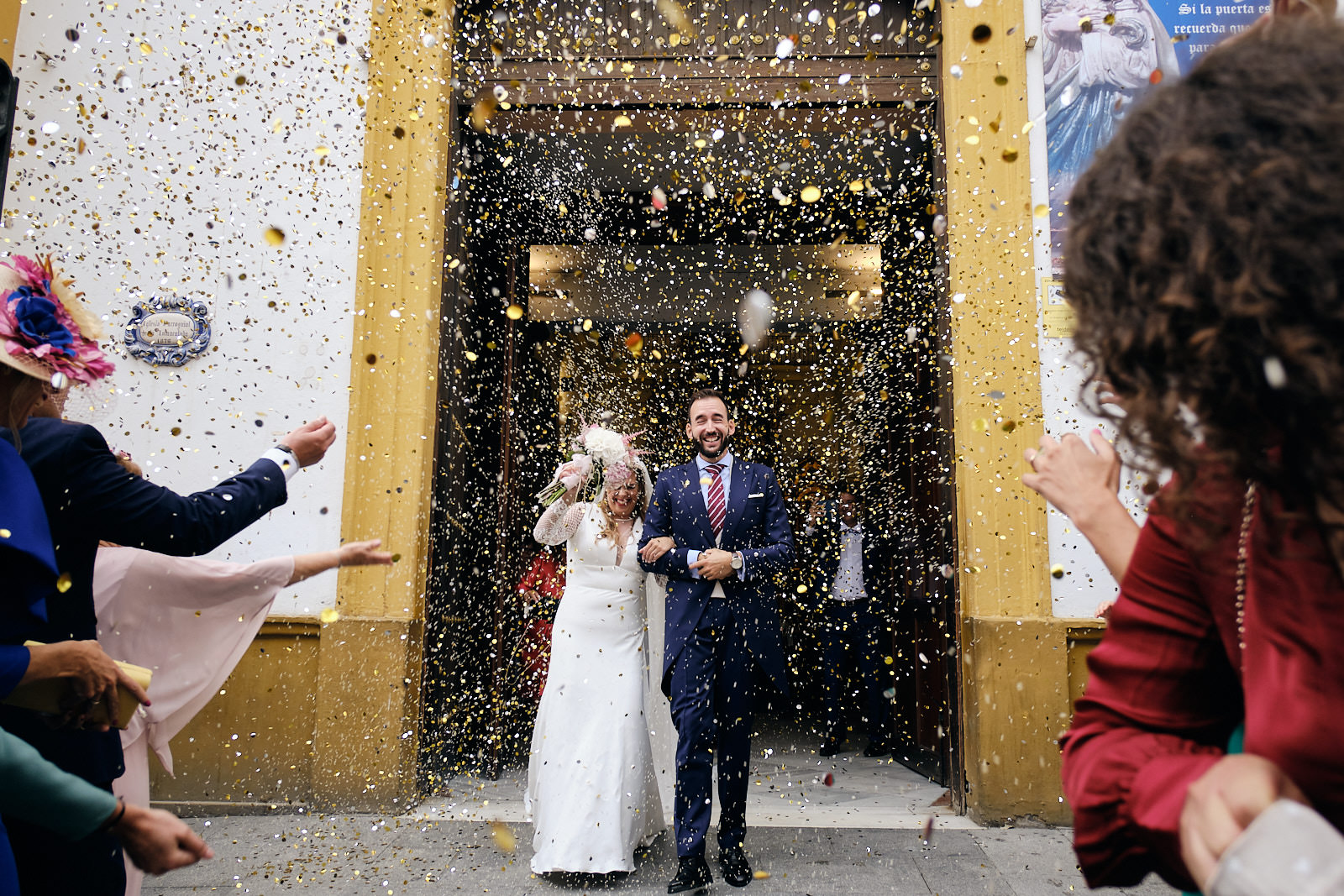 salida de los novios en la iglesia