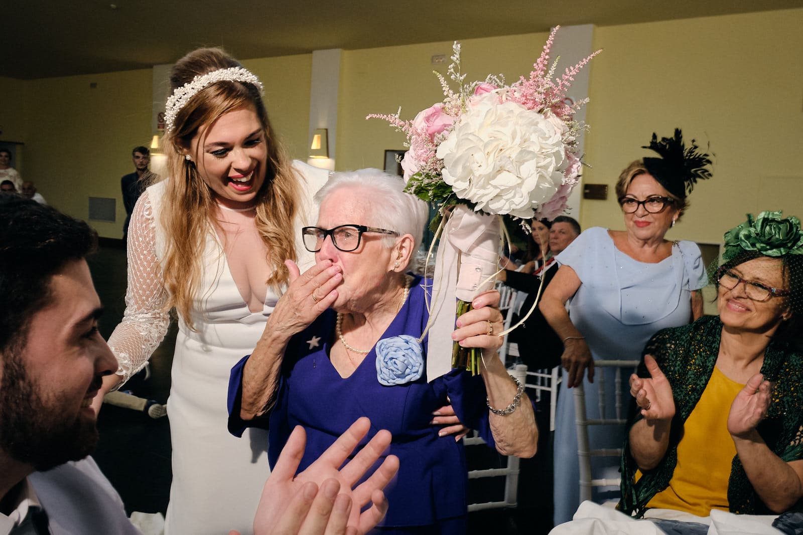 entrega de ramo de novia