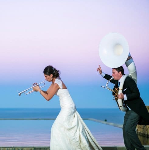 Fotógrafo de bodas en cadiz novios tocando instrumentos
