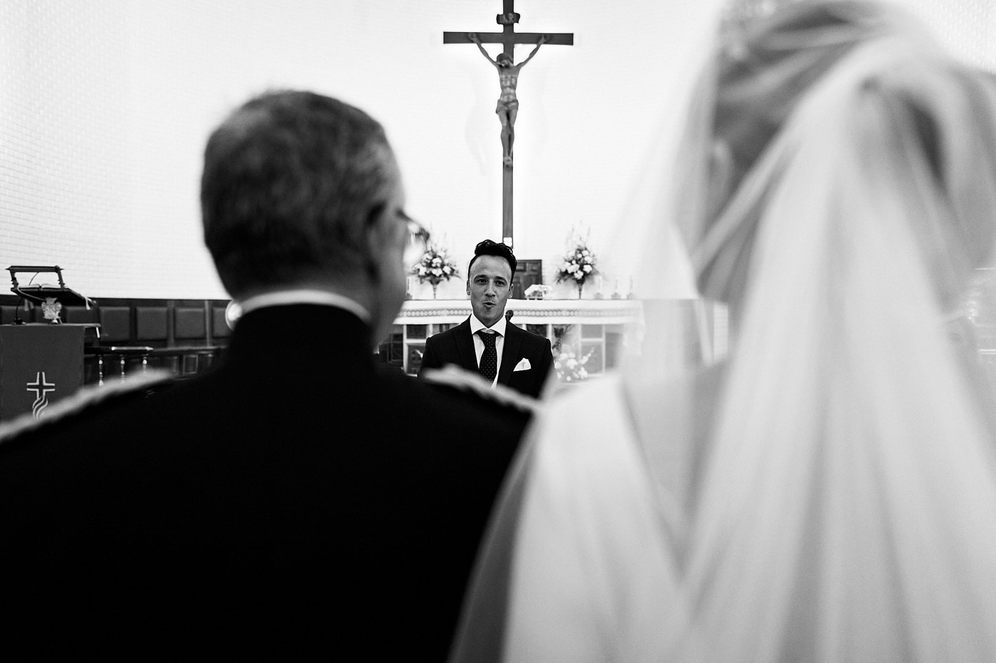 novio emocionado entrada novia