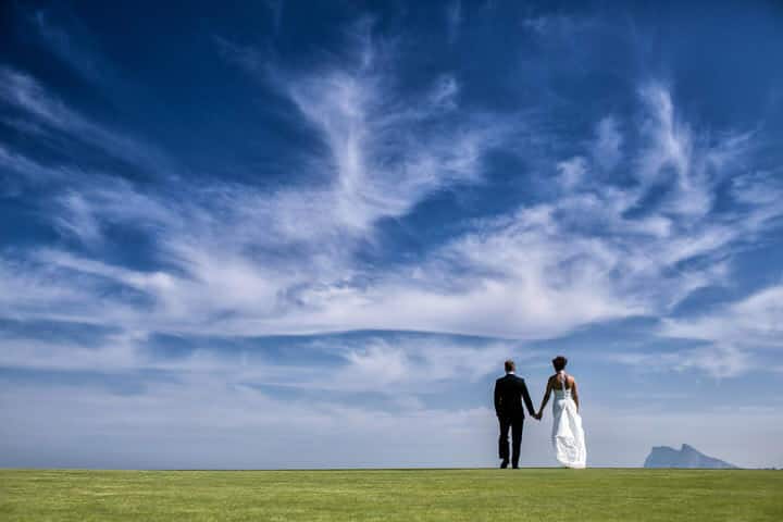 novios caminando aire libre fotografo boda algeciras