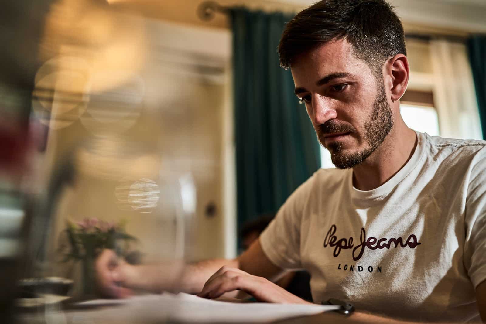 novio escribiendo carta