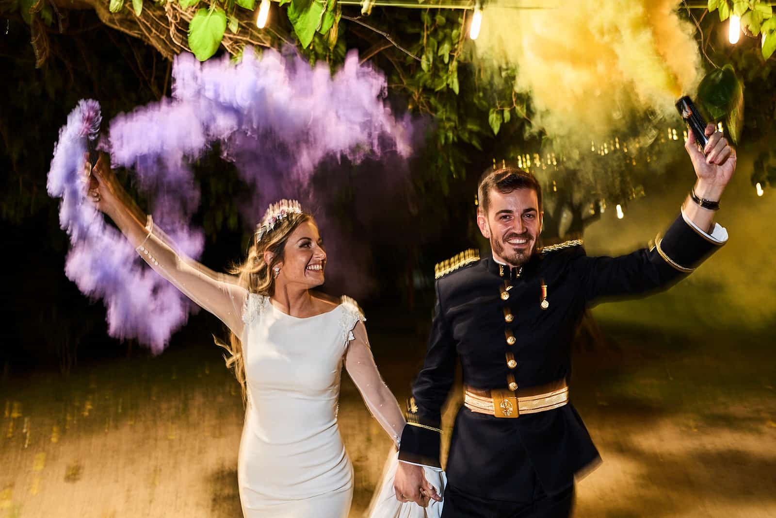 bengalas de humo en boda civil