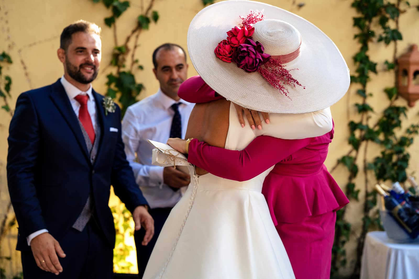 momento emotivo de boda abrazo de novia y amiga