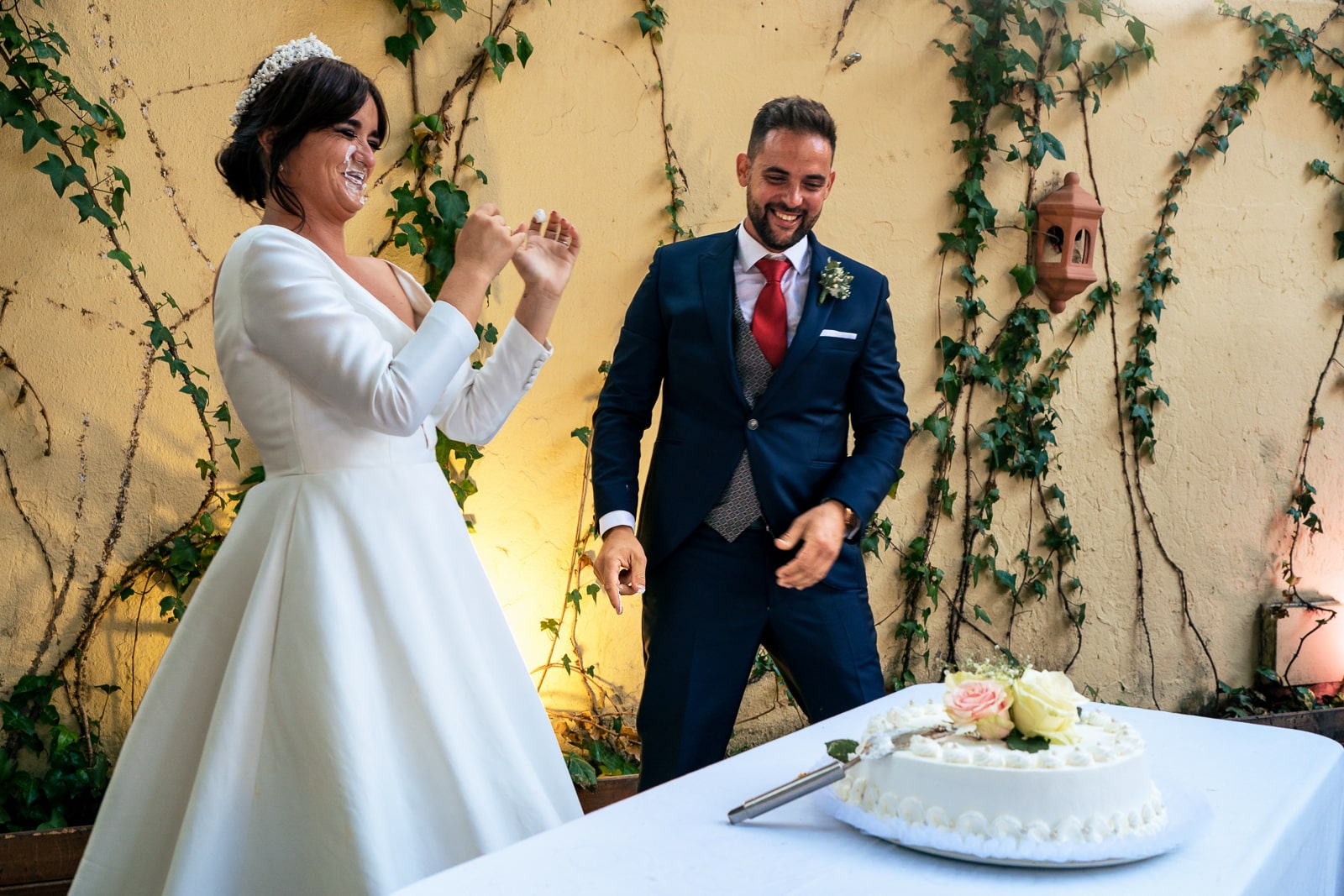 corte de tarta en boda en el cortijo los canos