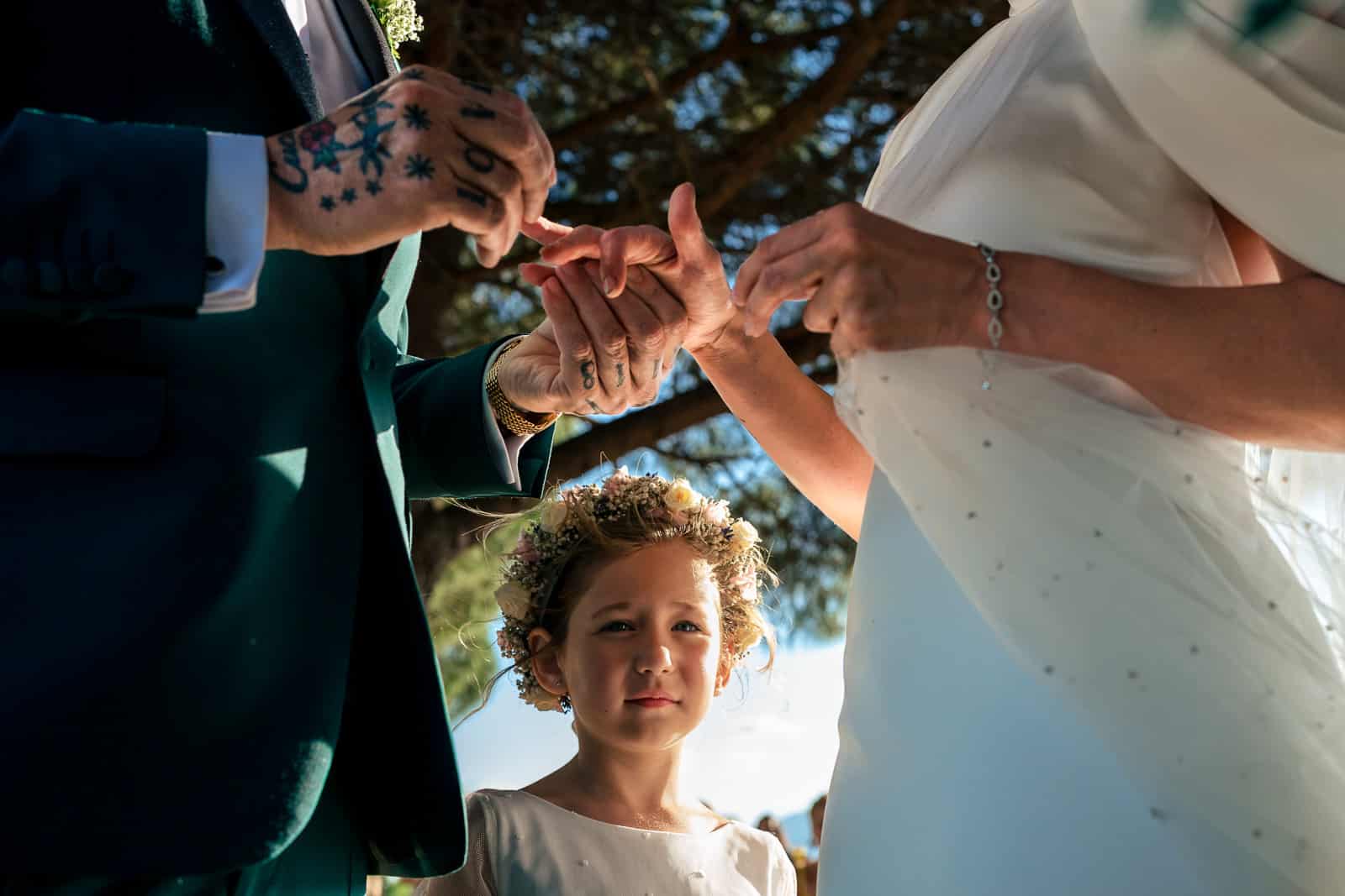 intercambio de anillos con hija mirando