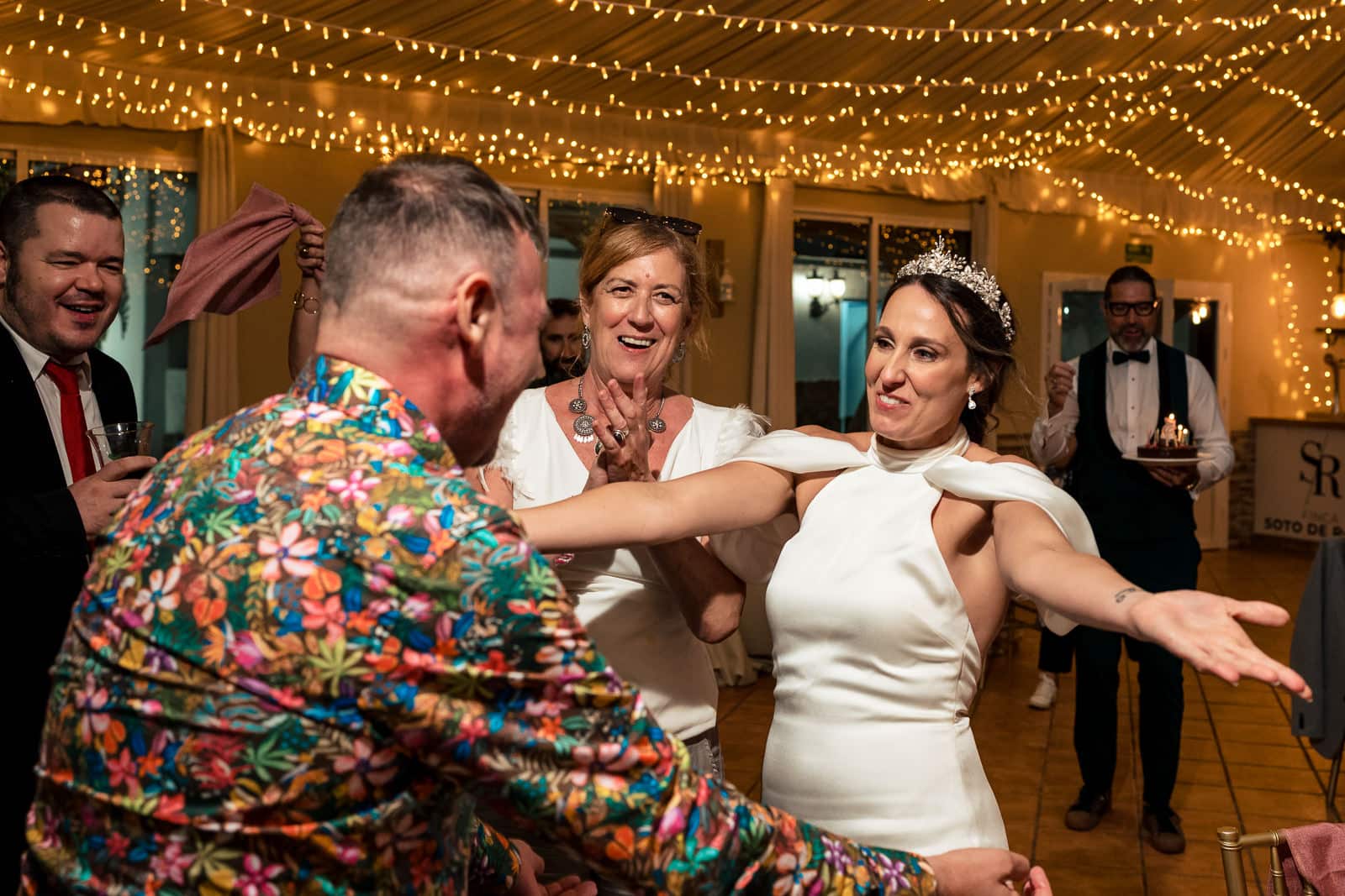 celebrando cumpleaños en la boda