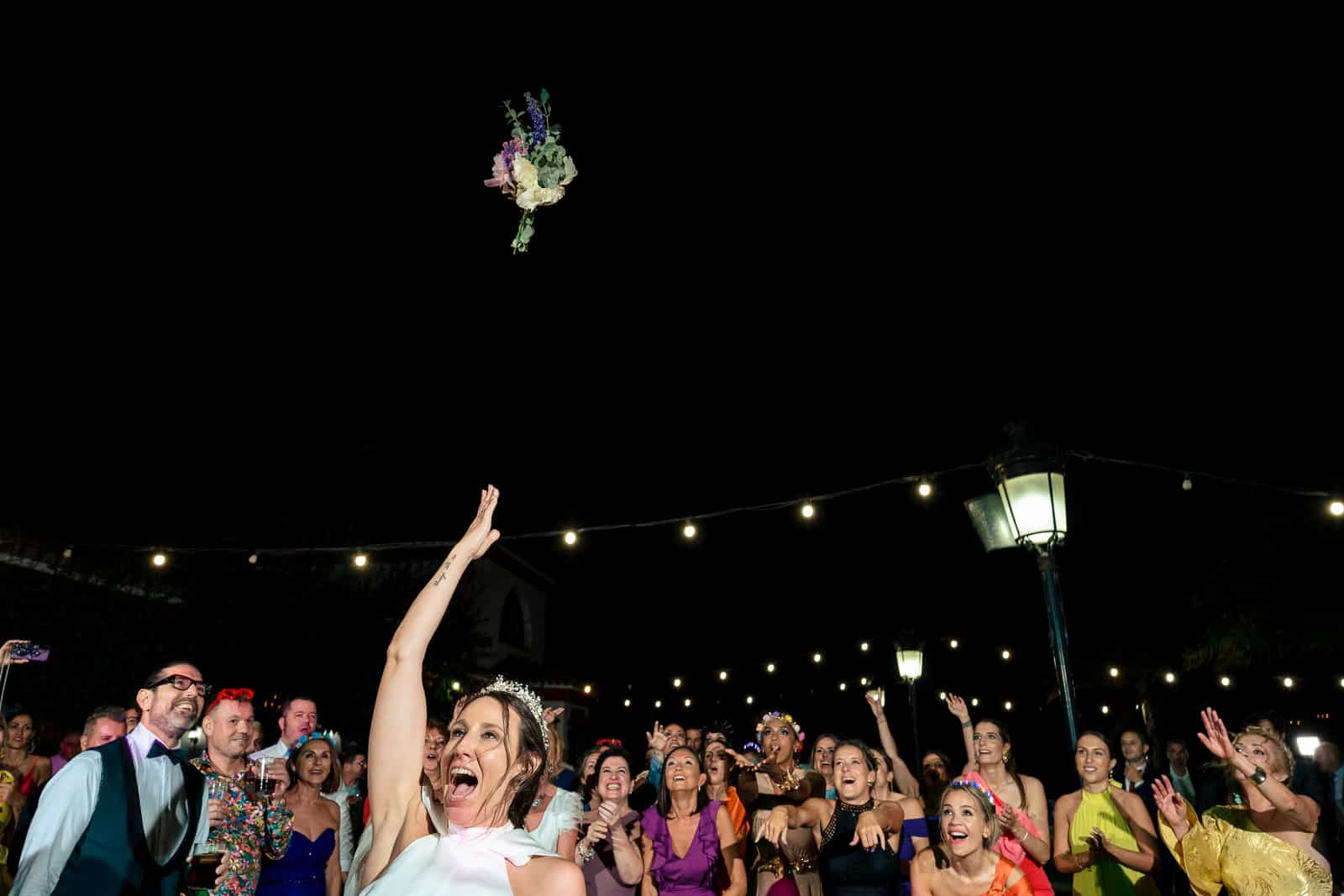 lanzamiento de ramo de flores